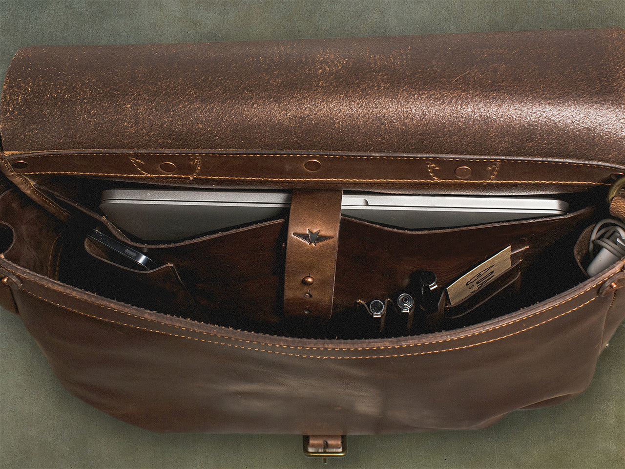 Gourmet Pens: Review: @SatchelandPage Brown Leather Slim Mailbag